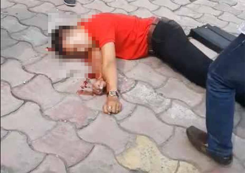 Hà Nội: Audi húc đổ cột đèn trúng người đi bộ trên phố-3