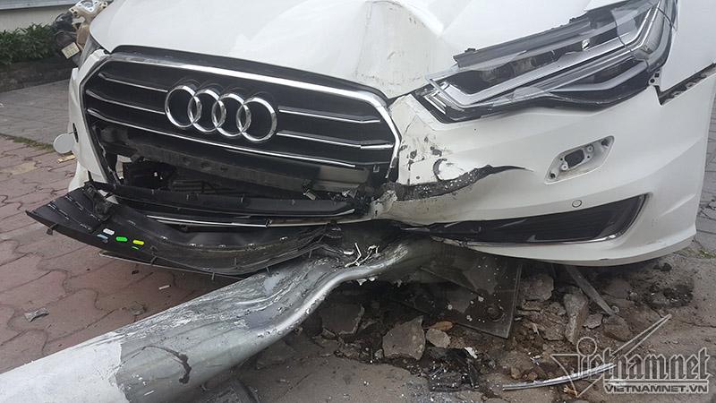 Hà Nội: Audi húc đổ cột đèn trúng người đi bộ trên phố-2