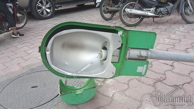 Hà Nội: Audi húc đổ cột đèn trúng người đi bộ trên phố-5