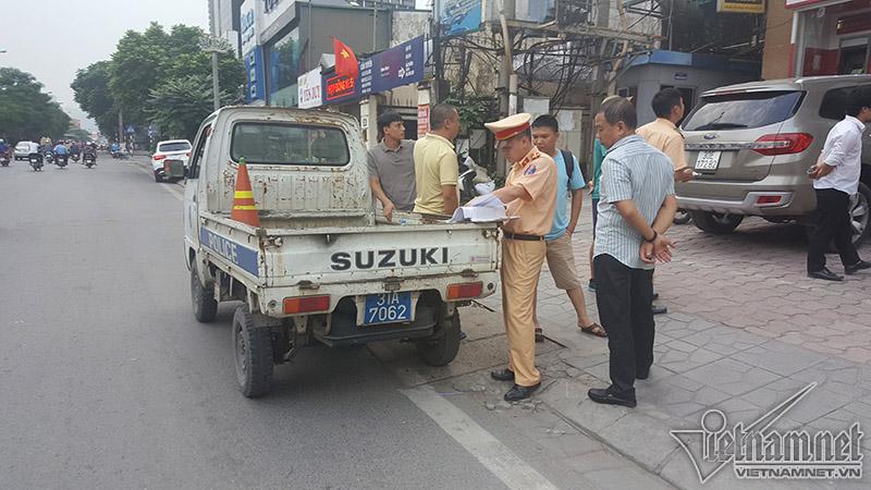 Hà Nội: Audi húc đổ cột đèn trúng người đi bộ trên phố-6