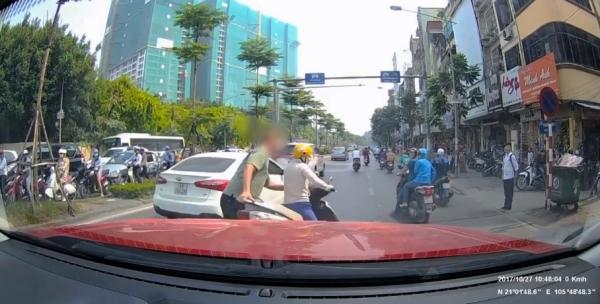 Dừng xe giữa đường nghe điện thoại, người phụ nữ bị ông Tây nhấc bổng, lôi vào lề đường-1