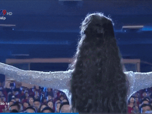 Lan Khuê ngã dúi dụi vì lọt ghế tại chung kết Hoa hậu Đại dương 2017