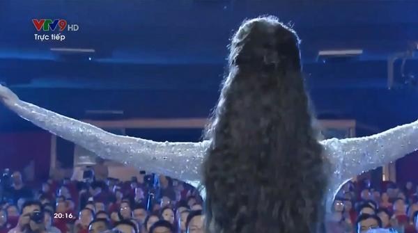 Lan Khuê ngã dúi dụi vì lọt ghế tại chung kết Hoa hậu Đại dương 2017-2