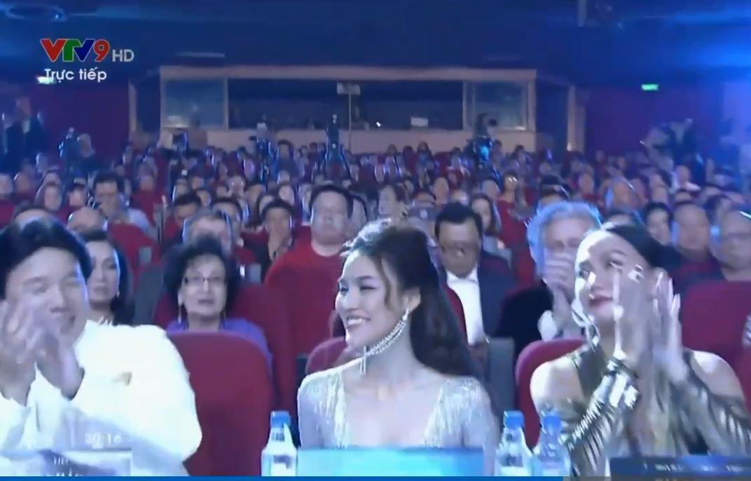 Lan Khuê ngã dúi dụi vì lọt ghế tại chung kết Hoa hậu Đại dương 2017-4