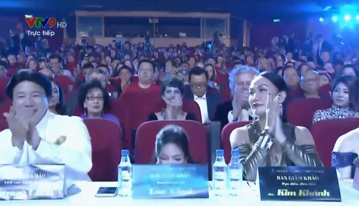 Lan Khuê ngã dúi dụi vì lọt ghế tại chung kết Hoa hậu Đại dương 2017-5