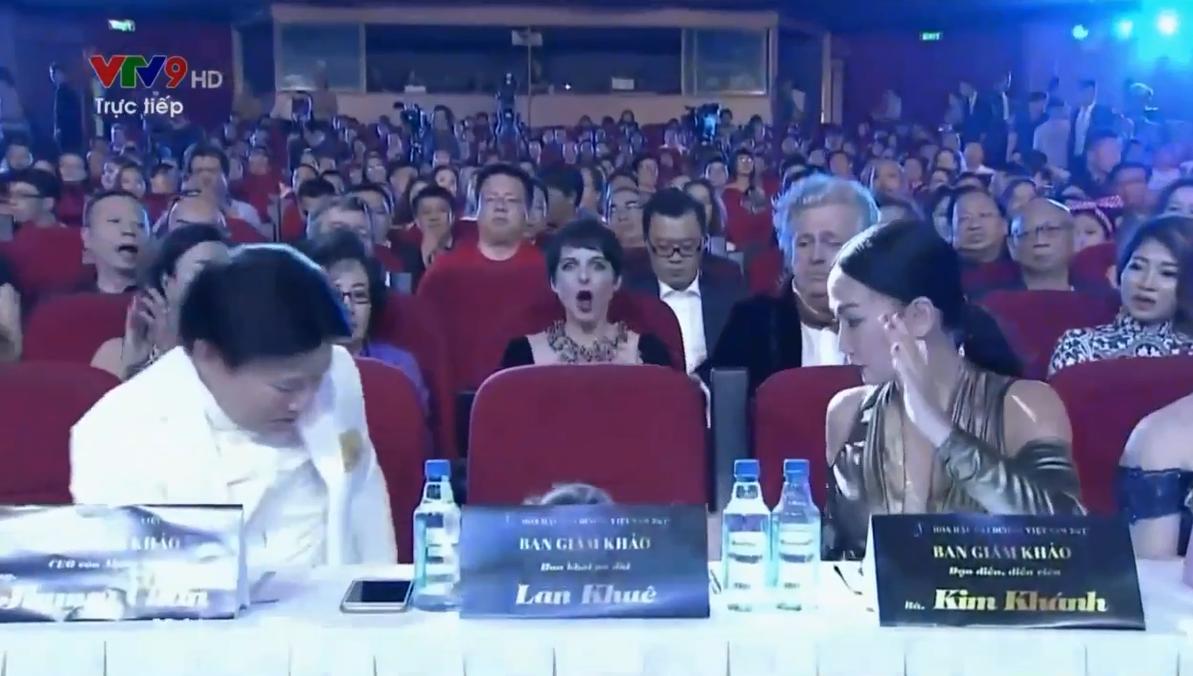 Lan Khuê ngã dúi dụi vì lọt ghế tại chung kết Hoa hậu Đại dương 2017-6