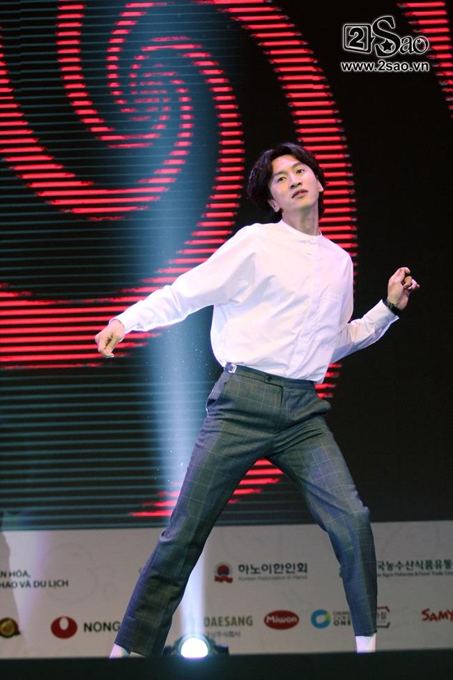 Hàng nghìn fan Việt chen lấn để được nhìn Hoàng tử Châu Á Lee Kwang Soo-3