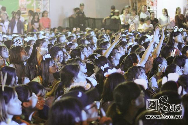 Hàng nghìn fan Việt chen lấn để được nhìn Hoàng tử Châu Á Lee Kwang Soo-11