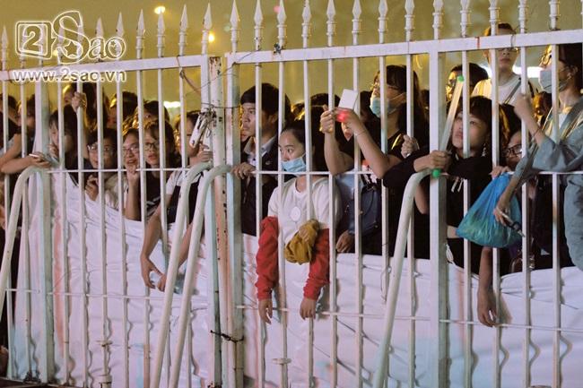 Hàng nghìn fan Việt chen lấn để được nhìn Hoàng tử Châu Á Lee Kwang Soo-10