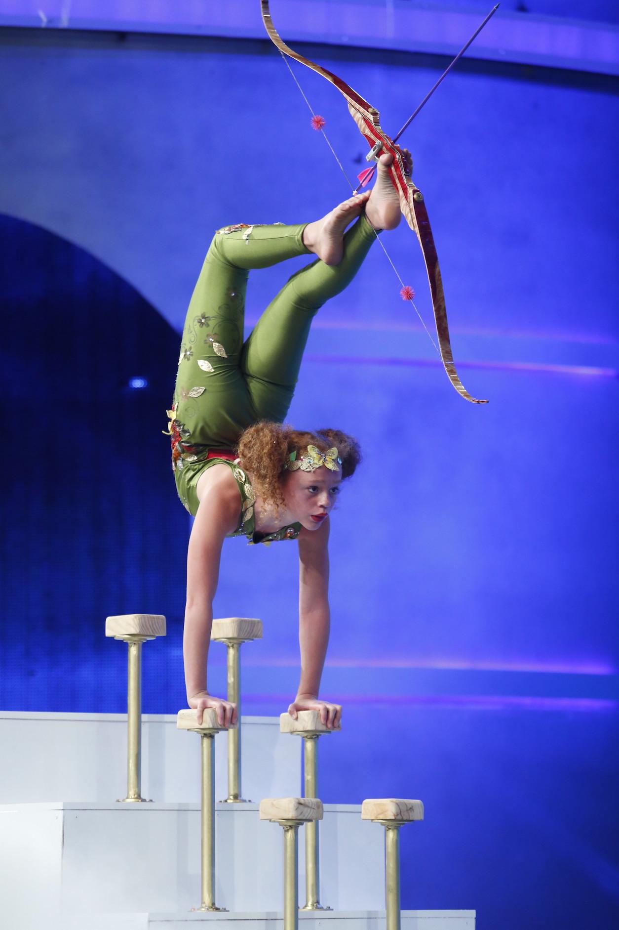 Thót tim chứng kiến cảnh bé gái 11 tuổi bịt mắt bắn cung bằng chân-2