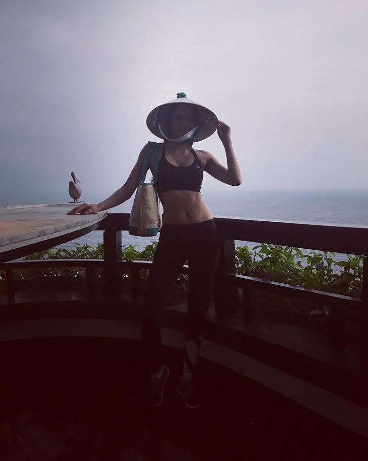 Không hiểu sao ăn mặc vô lý như thế này mà Phạm Hương vẫn cứ đẹp-2