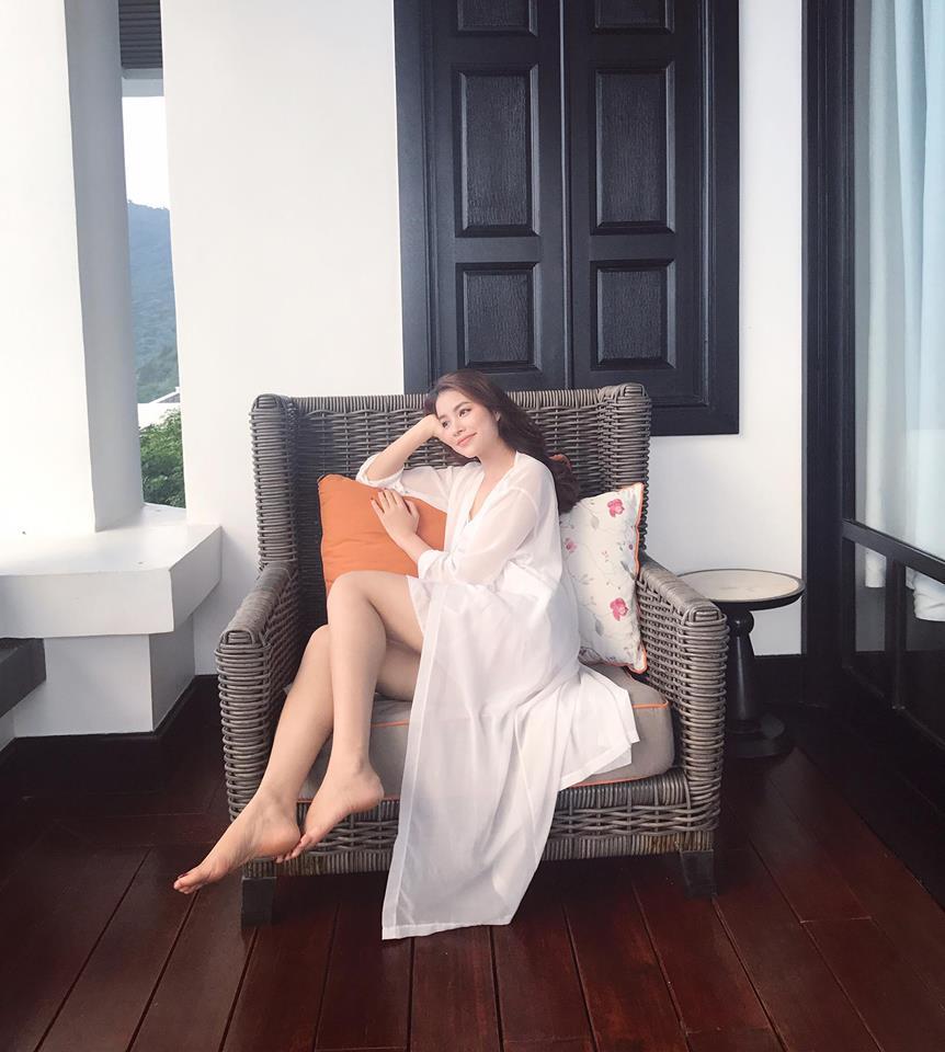 Không hiểu sao ăn mặc vô lý như thế này mà Phạm Hương vẫn cứ đẹp-5