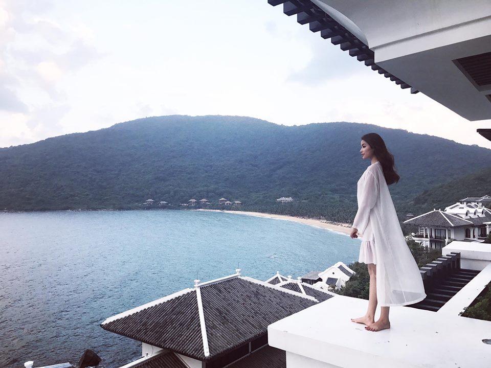 Không hiểu sao ăn mặc vô lý như thế này mà Phạm Hương vẫn cứ đẹp-7