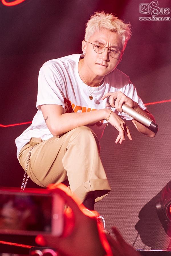 Sơn Tùng hóa bạch mã hoàng tử trong đại tiệc Halloween-4