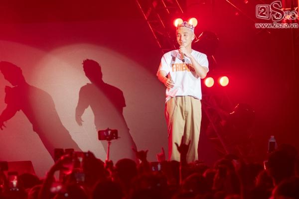 Sơn Tùng hóa bạch mã hoàng tử trong đại tiệc Halloween-6