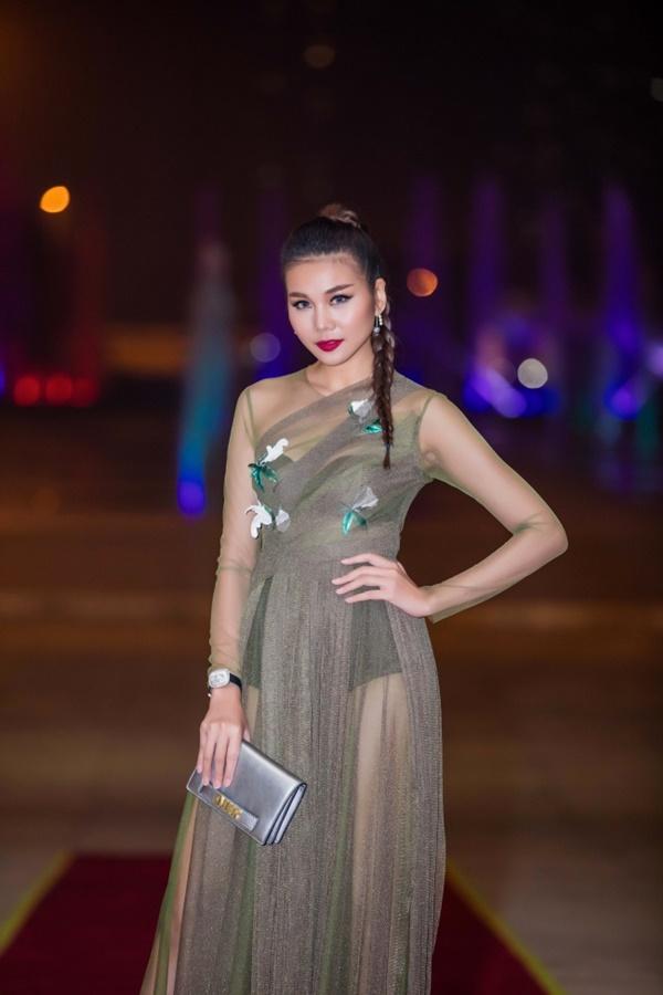 Đeo đồng hồ tiền tỷ, mặc váy xuyên thấu khiến Thanh Hằng gợi cảm hết mức-2