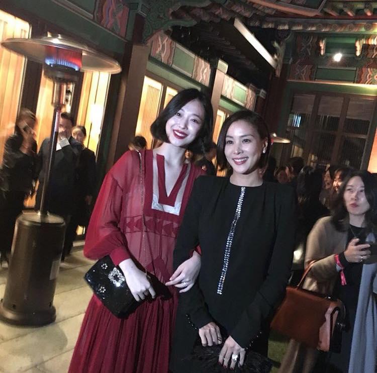 Sao Hàn 29/10: Sulli mặc áo xuyên thấu, khoe sắc bên bà xã Jang Dong Gun-1