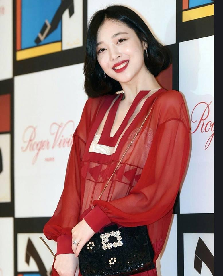 Sao Hàn 29/10: Sulli mặc áo xuyên thấu, khoe sắc bên bà xã Jang Dong Gun-2