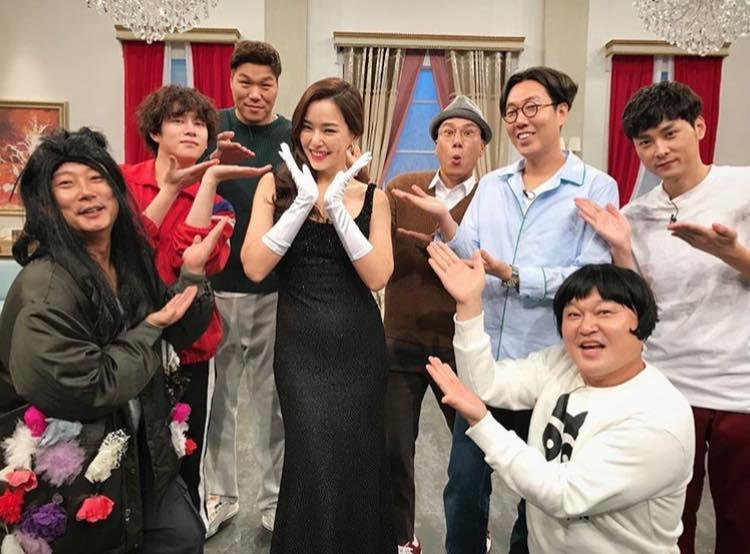 Sao Hàn 29/10: Sulli mặc áo xuyên thấu, khoe sắc bên bà xã Jang Dong Gun-5