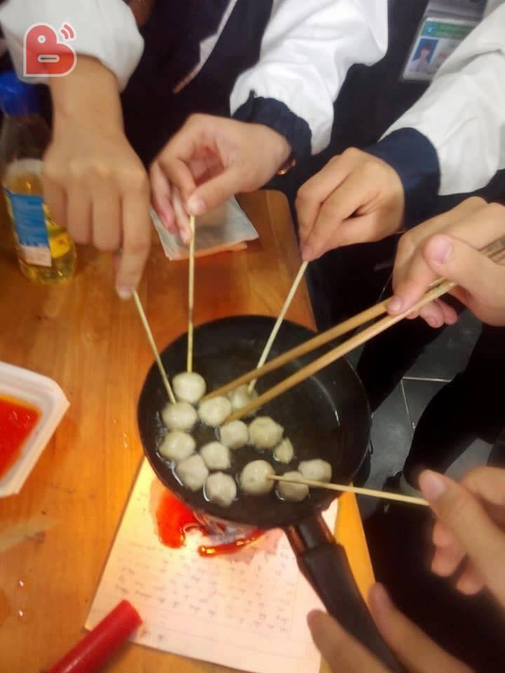 Học thánh ăn vụng, nhóm HS tự chế bếp lò, chiên chả cá bằng chảo chống dính ngay trong lớp-1