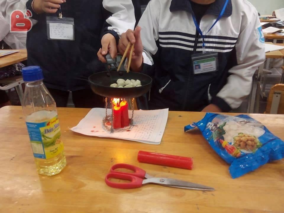 Học thánh ăn vụng, nhóm HS tự chế bếp lò, chiên chả cá bằng chảo chống dính ngay trong lớp-2