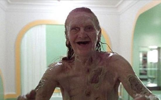 Phim "The Shining" được xem là tác phẩm kinh dị mang đậm dấu ấn của Stephen King. Một trong những cảnh kinh dị nhất phim là khi Jack mê đắm sắc đẹp của cô gái đang khỏa thân trong phòng tắm. Khi nhìn lại trong gương thì anh mới phát hiện đó là xác chết đã thối rữa.
