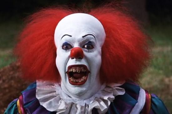 Gã hề Pennywise vốn là hiện thân của một loài sinh vật tà ác cổ xưa. Nó có hình dạng nguyên thủy là một con nhện khổng lồ, tồn tại trong Vũ trụ Vĩ mô (Macroverse), đặt chân đến Trái Đất từ rất lâu. Loài sinh vật này sở hữu năng lực ma quái vô biên, trong đó có khả năng thay hình đổi dạng thành bất cứ ai mà nó muốn.