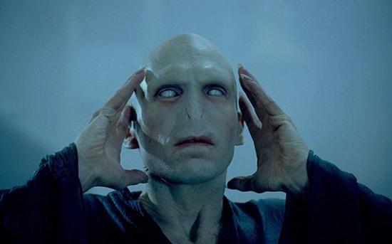 Chúa tể Voldemort là nhân vật phản diện chính trong bộ phim 