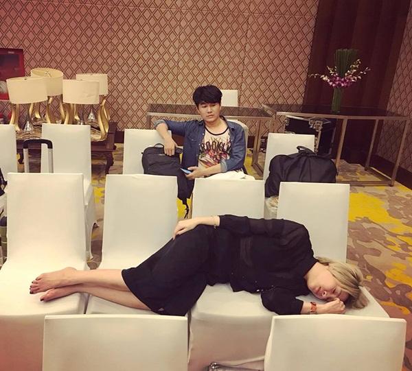 Tin sao Việt 29/10: Linh Chi tự quay clip khoe 3 vòng lả lơi giữa hồ bơi-3