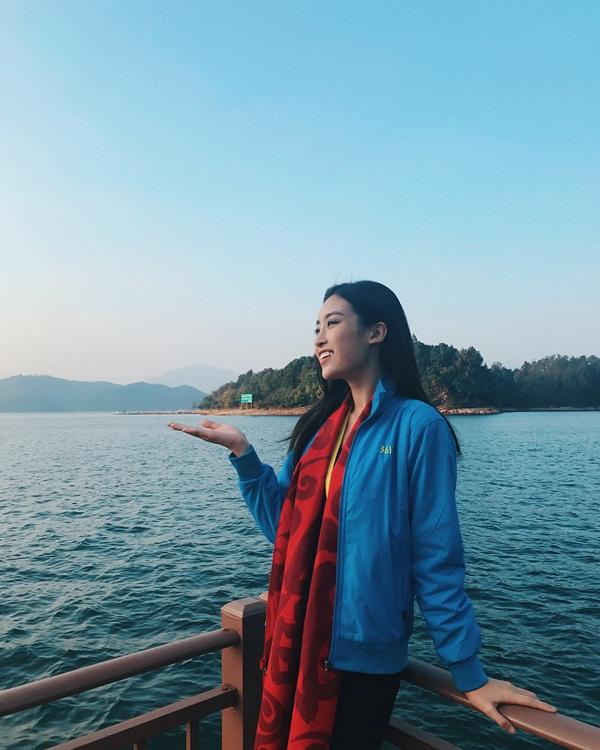 Tin sao Việt 29/10: Linh Chi tự quay clip khoe 3 vòng lả lơi giữa hồ bơi-10