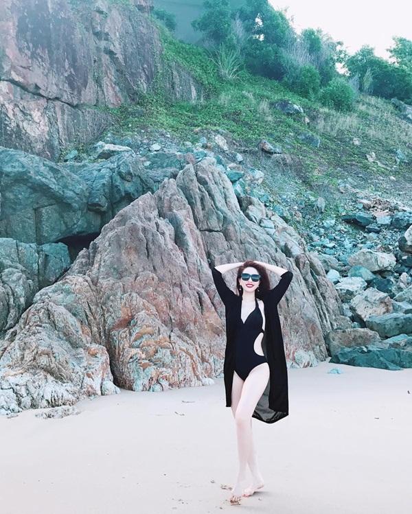 Tin sao Việt 29/10: Linh Chi tự quay clip khoe 3 vòng lả lơi giữa hồ bơi-12