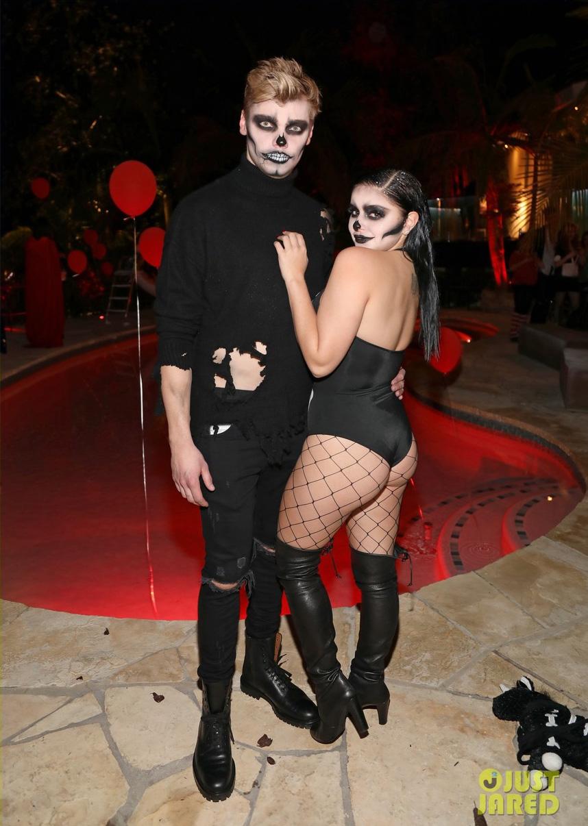 Dàn sao tưng bừng hóa trang mừng Halloween: Adam Levine giả gái, Kim hóa thành Cher siêu đẹp và sexy-11
