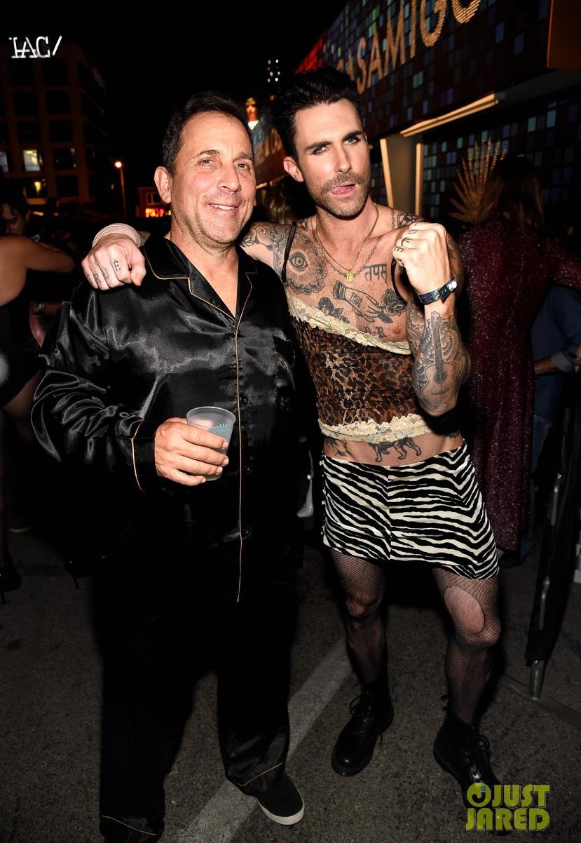 Dàn sao tưng bừng hóa trang mừng Halloween: Adam Levine giả gái, Kim hóa thành Cher siêu đẹp và sexy-2