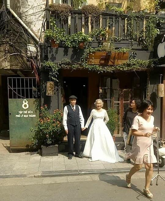 Hình ảnh cô dâu tóc bạc mặc váy cưới trắng, chú rể chống gậy móm mém cười trên phố Hà Nội gây sốt mạng-1