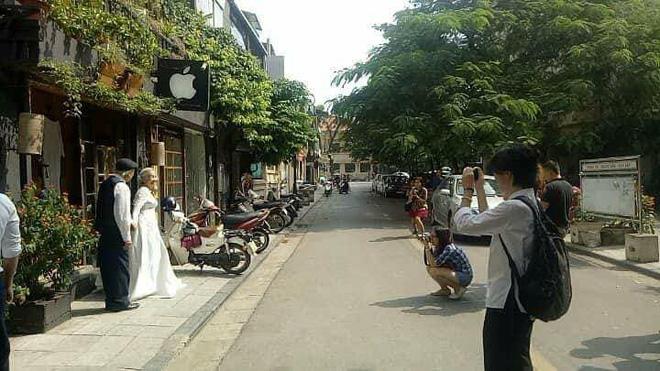 Hình ảnh cô dâu tóc bạc mặc váy cưới trắng, chú rể chống gậy móm mém cười trên phố Hà Nội gây sốt mạng-3