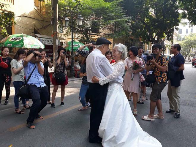 Hình ảnh cô dâu tóc bạc mặc váy cưới trắng, chú rể chống gậy móm mém cười trên phố Hà Nội gây sốt mạng-5