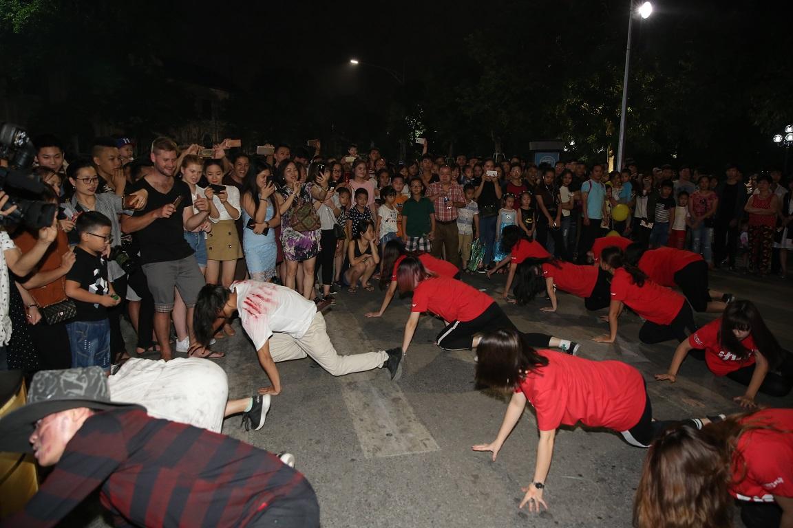 Đã mắt với màn nhảy flashmob theo phong cách thây ma trên phố đi bộ Hà Nội-6