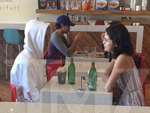 Selena Gomez và Justin Bieber tiếp tục bị bắt gặp đi ăn chỉ có 2 người trong lúc The Weeknd đi vắng