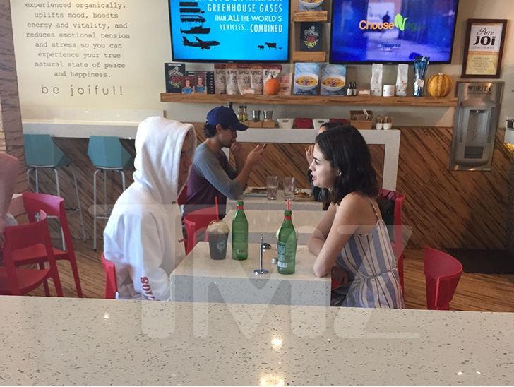 Selena Gomez và Justin Bieber tiếp tục bị bắt gặp đi ăn chỉ có 2 người trong lúc The Weeknd đi vắng-1