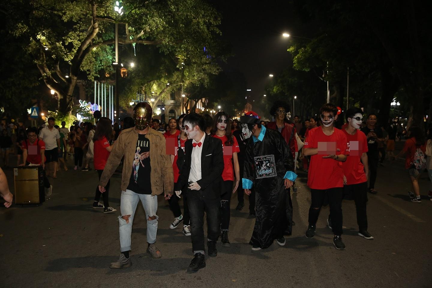 Đã mắt với màn nhảy flashmob theo phong cách thây ma trên phố đi bộ Hà Nội-5