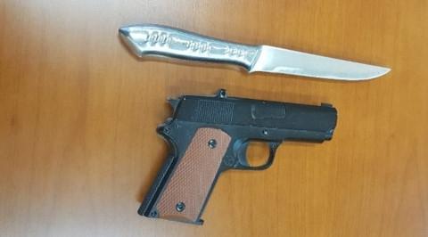 Kẻ khống chế nhân viên y tế: Nhìn thấy ông anh xã hội ngơ ngẩn nên kích động-5