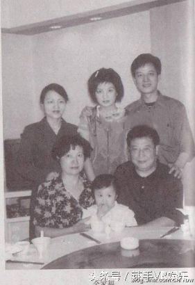 Lần đầu tiên cách cách Triệu Vy công khai ảnh chụp với cha mẹ ruột-5
