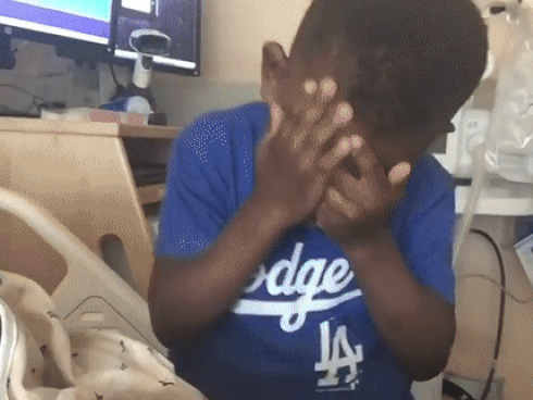 Nghẹn ngào câu chuyện mẹ già 100 tuổi vào viện dưỡng lão chăm con trai 80 tuổi-4