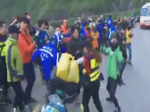 Cả trăm phượt thủ mở nhạc nhảy ầm ĩ giữa đường đèo hẹp