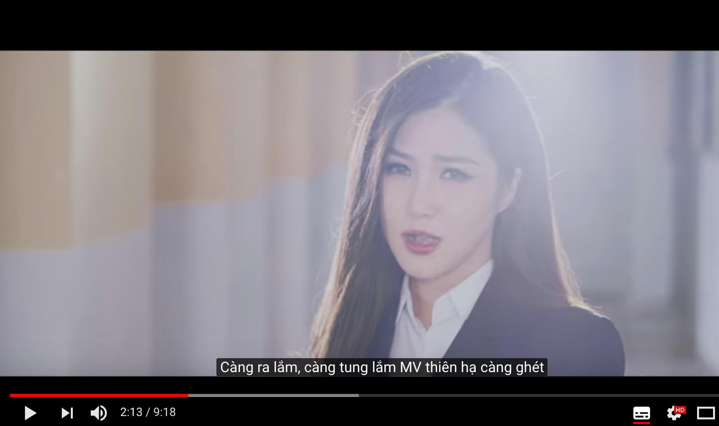 MV Em gái mưa xịn của Hương Tràm xuất hiện phần phụ đề mang lời lẽ đả kích Chi Pu nặng nề-2