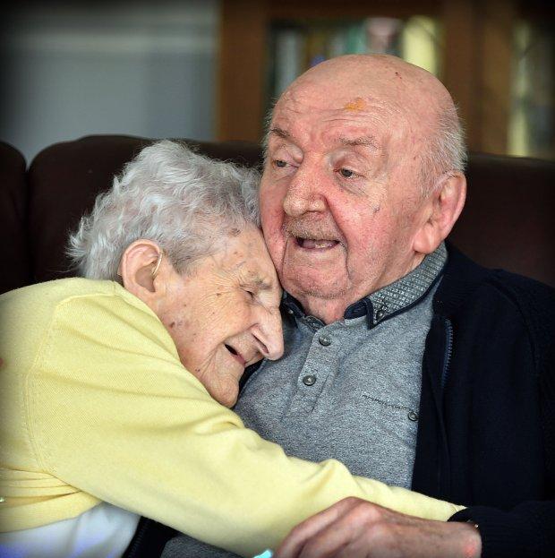 Nghẹn ngào câu chuyện mẹ già 100 tuổi vào viện dưỡng lão chăm con trai 80 tuổi-2