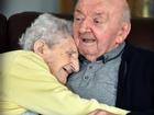 Nghẹn ngào câu chuyện mẹ già 100 tuổi vào viện dưỡng lão chăm con trai 80 tuổi