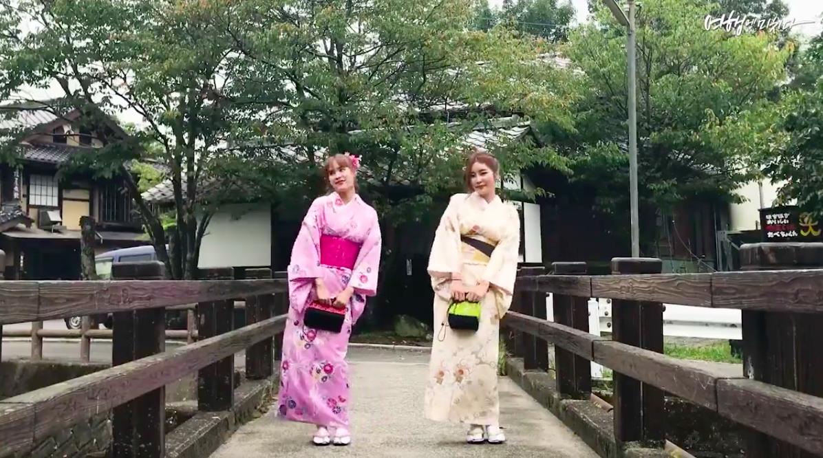Clip siêu xinh xắn của 2 cô bạn Hàn Quốc đi du lịch cùng nhau: Thôi, cần bạn trai làm gì!-2
