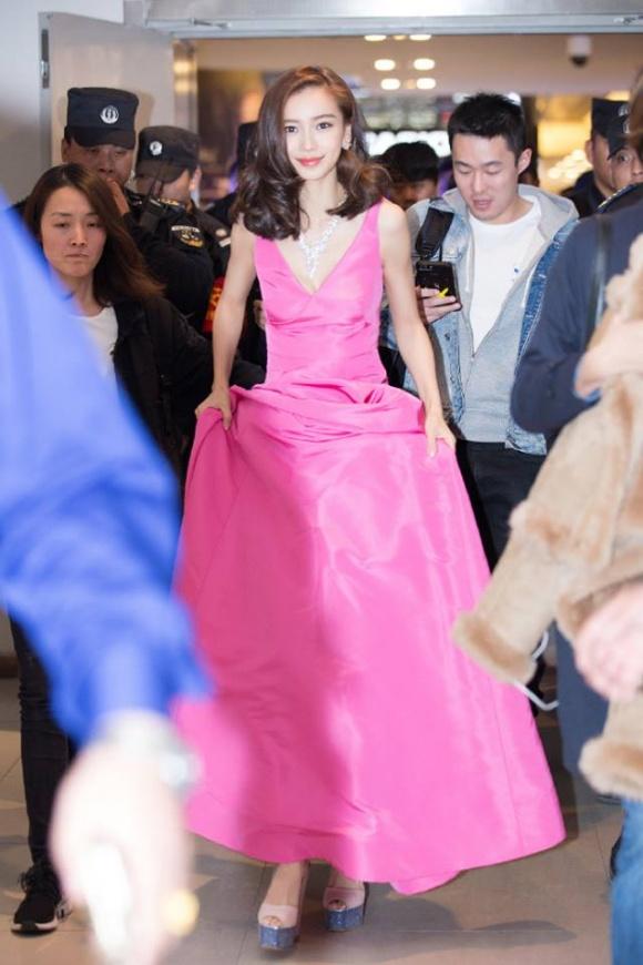 Angela Baby xuống tóc, diện đầm hồng sến súa để lộ lưng trần-1