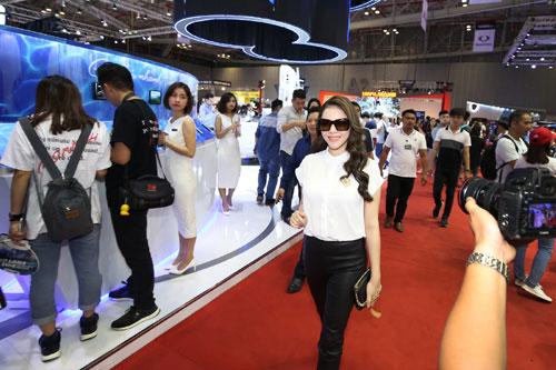 Chỉ quẹt điện thoại, Lý Nhã Kỳ sắm xế sang chục tỷ-1